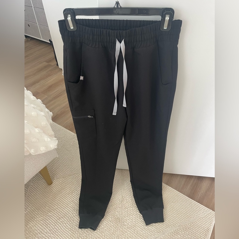 Black high waisted FIGS Zamora Scrub Pant (scrunch top, barely worn)